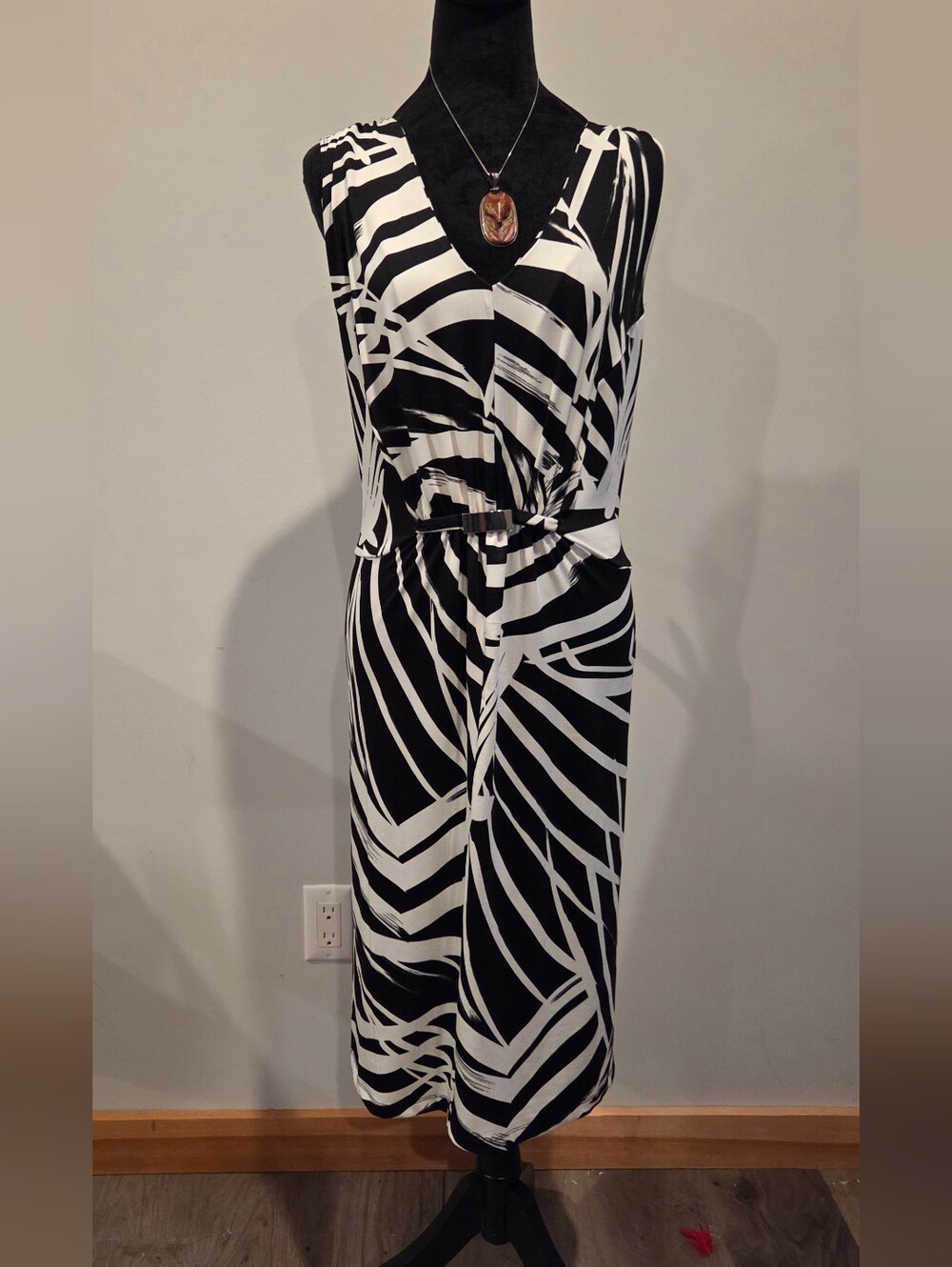NY Collection Black and White Sleeveless V-Neck Printed Dress